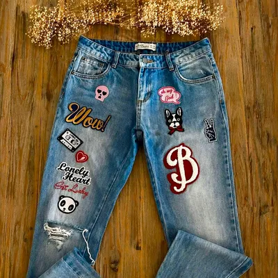 Jean custom à patches – Pièce unique & ultra tendance 🍒